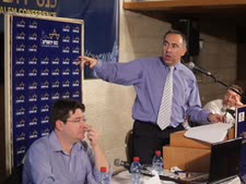 אייל גבאי ואופיר אקוניס בכינוס ירושלים, היום [צילום: יח"צ]
