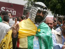פלשתיני בעזה לבוש דגל חמאס ודגל פתח. אחדות במטרה המשותפת נגד ישראל 
[צילום: פלאש 90]