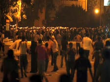 המון מצרי ליד בניין השגרירות הישראלית [צילום: AP]