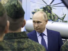 פוטין בפגישה עם הטייסים הרוסים [צילום: סרגיי קרפוחין, ספוטניק דרך AP]