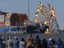 רגע הפיצוץ בנמל בולטימור [צילום: מארק שיפלביין, AP]