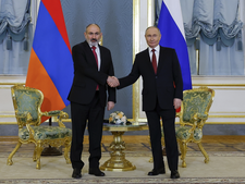  נשיא רוסיה ולדימיר פוטין, מימין, וראש ממשלת ארמניה, ניקול פשיניאן [צילום: אבגניה נובוז'נינה/AP]