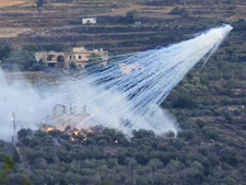 פגז של ארטילריה ישראלית מתפוצץ מעל בית באל-בוסתן שבדרום לבנון [צילום: חוסיין מלא/AP]