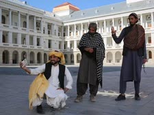 אפגנים מצלמים סלפי בארמון דארול אמן המשופץ בקאבול, אפגניסטן [צילום: סידיקולה עליזי/AP]