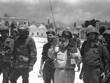 הרב שלמה גורן וחיילי חטיבת הצנחנים המשחררים את ירושלים [צילום: אלי לנדאו/לע"מ]