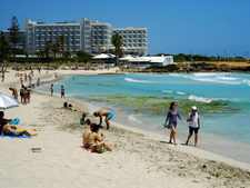 תיירים באיפה נאפה, קפריסין [צילום: פטרוס קרדג'יאס/AP]
