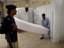 מכינים את הקלפיות לקראת הבחירות בפקיסטן ביום ב' (צילום AP)
