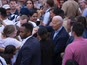 ג'ו ביידן עם משפחות וטרנים על מדשאות הבית הלבן [צילום: אוון ווצ'י/AP]