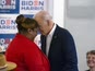 ביידן נוגע במצחו בתומכת במהלך עצירת קמפיין בחדר התה של מרי מק באטלנטה [צילום: אלכס ברנדון/AP]
