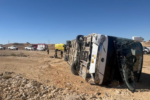 פצוע בינוני ו-16 קל בהתהפכות אוטובוס חיילים סמוך למצפה רמון