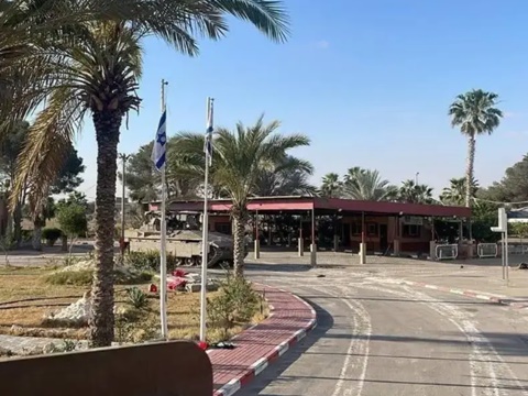 טנקים ישראליים ודגל ישראל מתנוסס בצד העזתי של מעבר רפיח [צילום: שימוש לפי סעיף 27א]